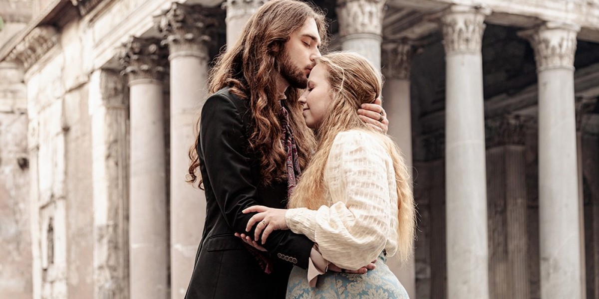 Romantic Couple Photoshoot in Rome – Book Now