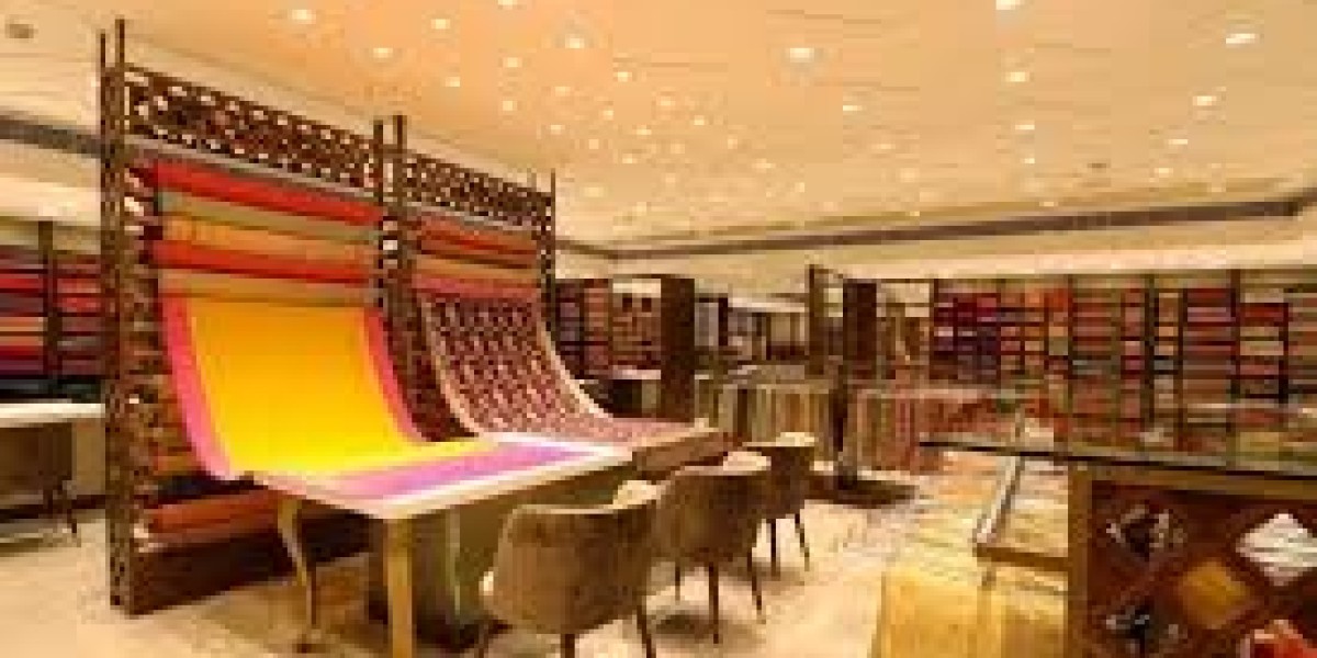 How Does the Heritage of Banarasi Weaving Reflect in Saree Price?