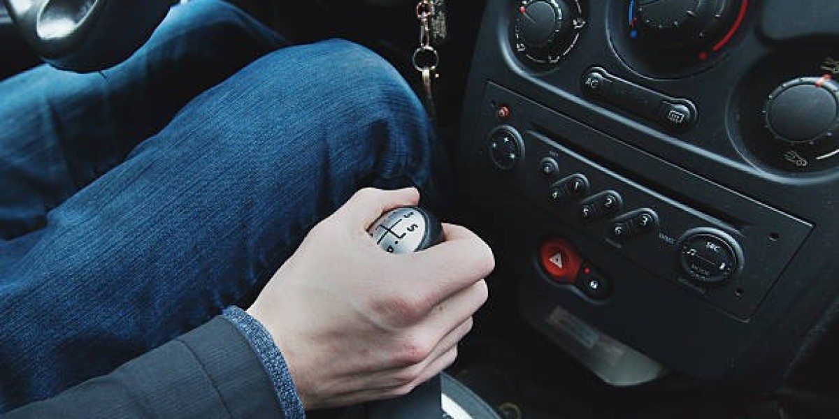 How Manual Driving Lessons Watford Equip Learners with Essential Skills