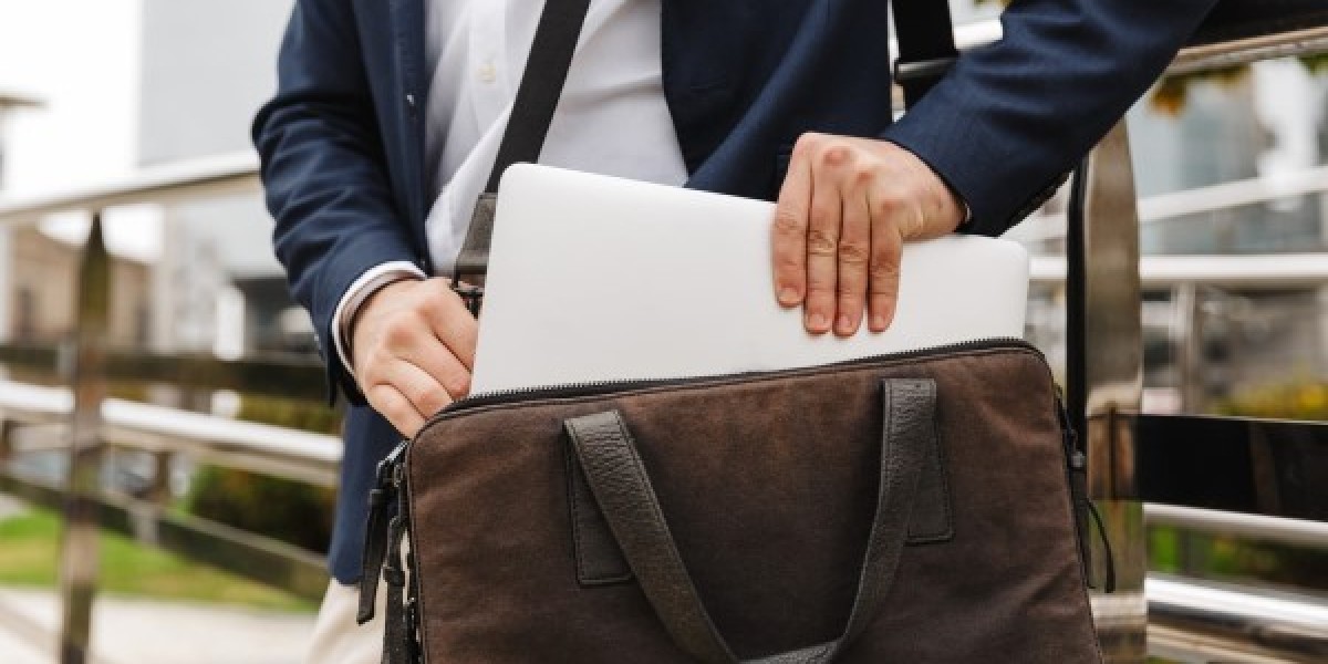 Laptop Bag Market Outlook: Demand from Corporate and Educational Sectors