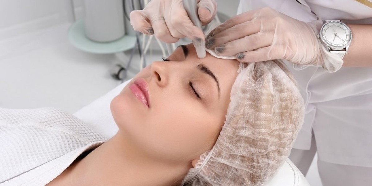 How the Best Dermatologist Helps with Tattoo Removal Safely