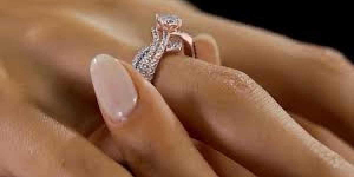 How to Choose the Perfect Engagement Ring for Women and Couple Rings