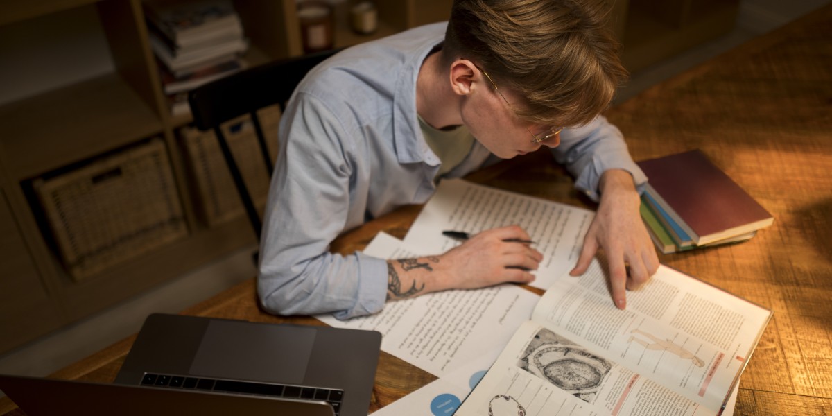 A Complete Guide to Choosing the Right Memoir Ghostwriting Services