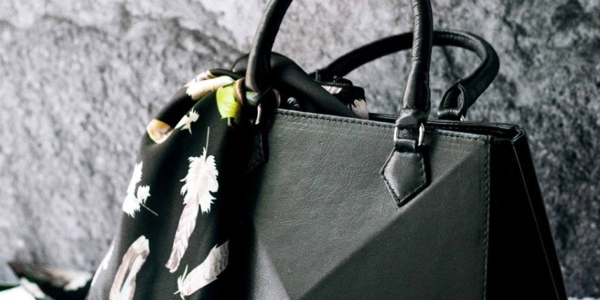 The Everyday Elegance of Carrying a Tote Bag for Woman