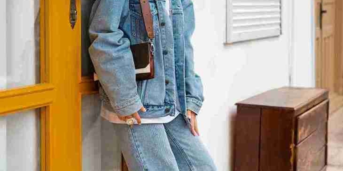 High-Waist Wide Leg Denim: Retro Fashion with a Modern Twist