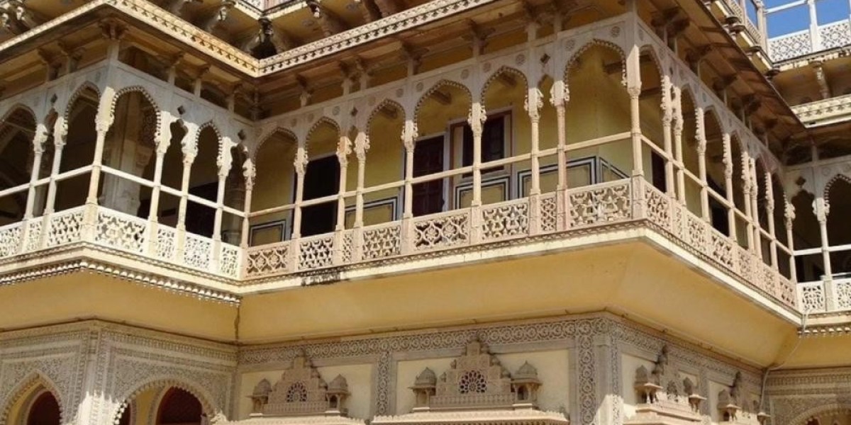 Explore the Heart of India with the Best Golden Triangle Tour Package by Hello India Tour Europe