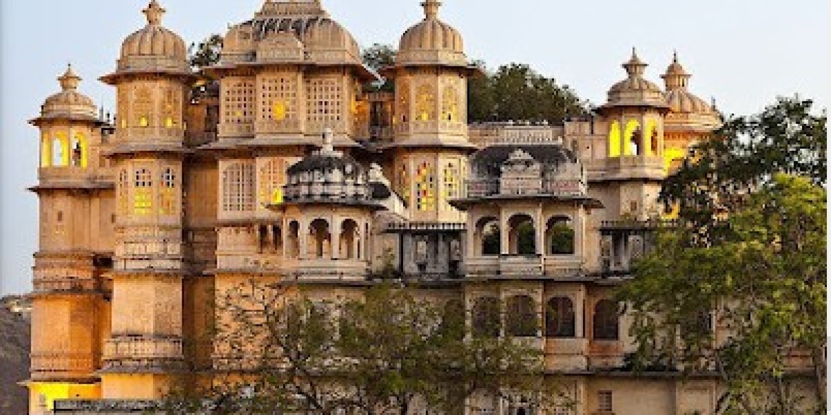 Experience the Splendor of the Taj Mahal with a Memorable Train Journey