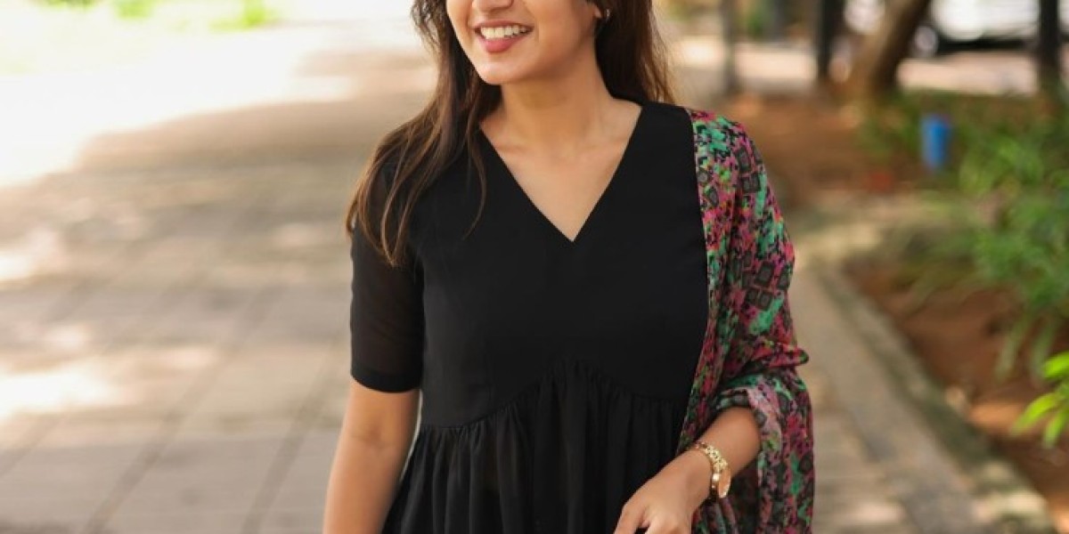 Monochrome Magic: How to Create Elegant Looks with Black and White Kurtis