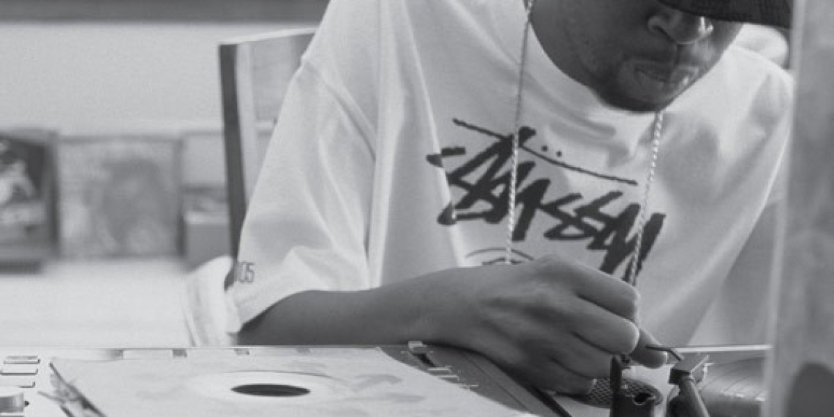 The Tale of Stussy: Signing a Surfboard