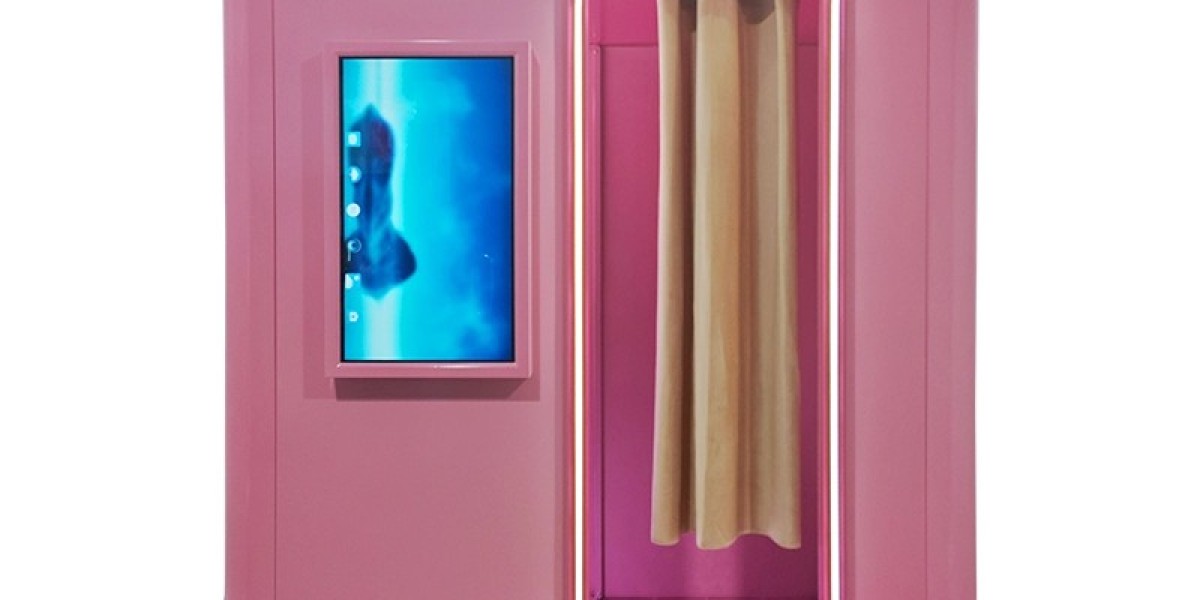 Tips on How to Use a Photo Booth Machine for Weddings & Parties