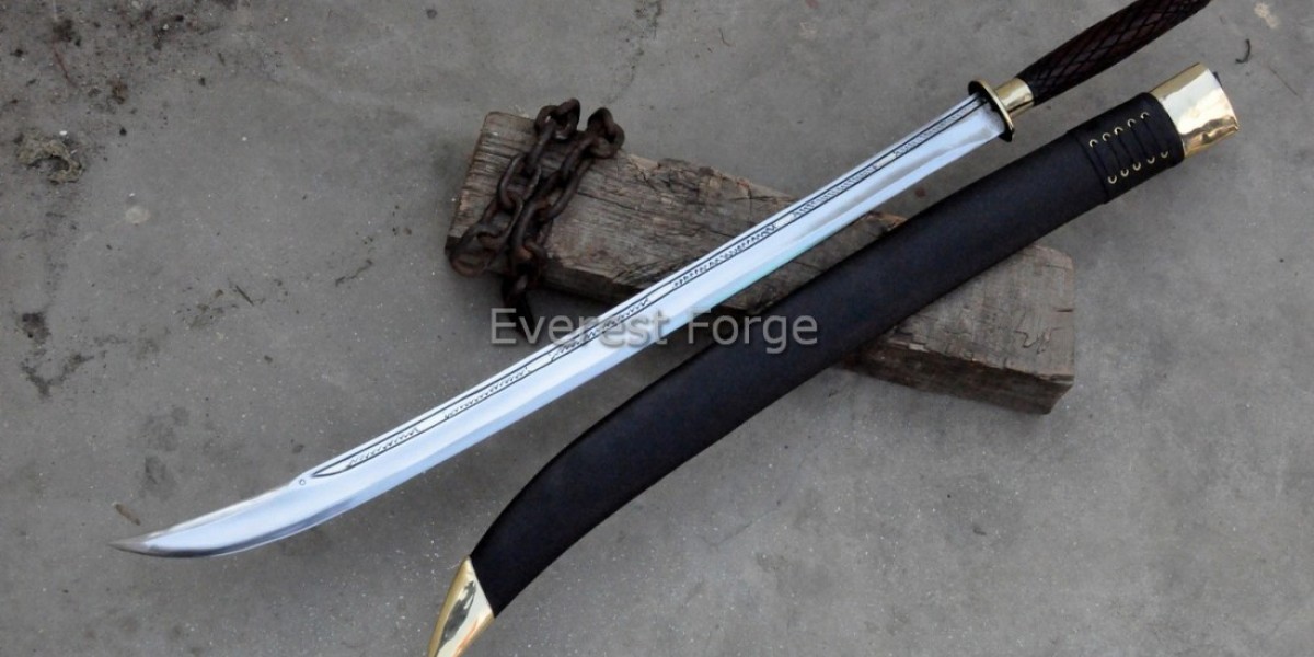 EverestForge Scimitar: Journey Across the Desert