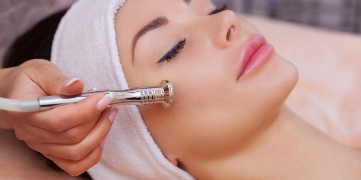 Preparing Your Skin for a Deep Cleansing Facial with Extraction: Tips & Tricks