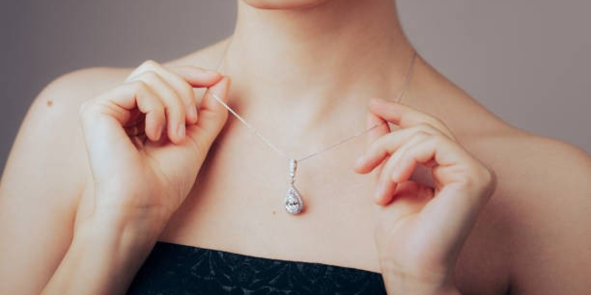 The Art of Simplicity: How Elegant Silver Necklaces Add Effortless Charm to Any Look