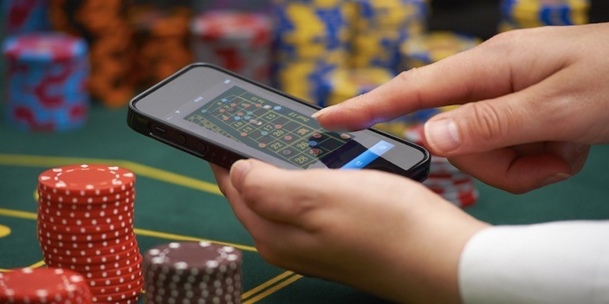Understanding the Psychology Behind Online Gambling Behavior