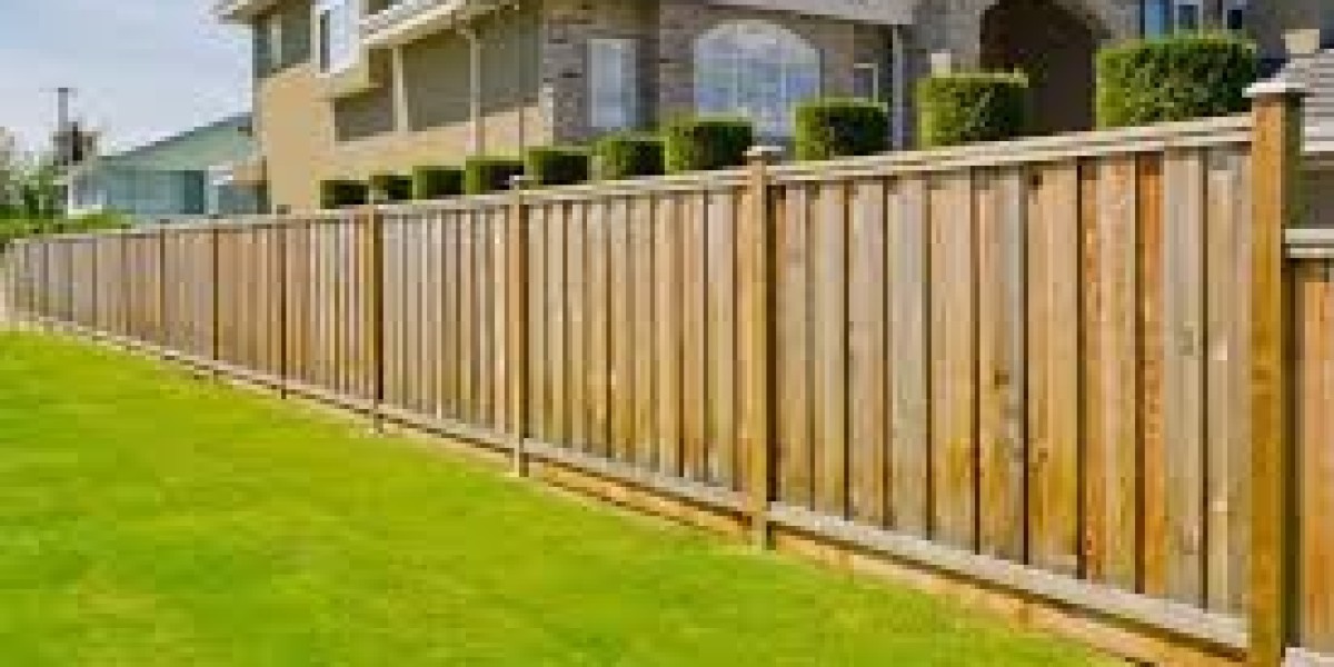 How Much Does It Cost to Build a Fence with Different Materials (Wood, Vinyl, Chain Link & More)