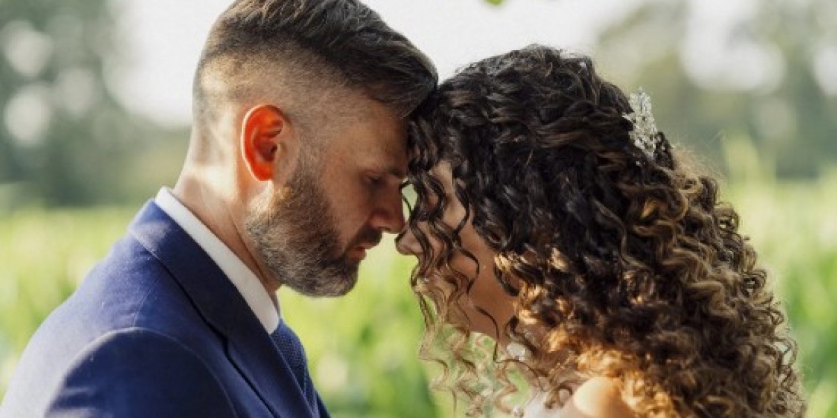 The Benefits of Booking Your Seattle Wedding Photographer Early