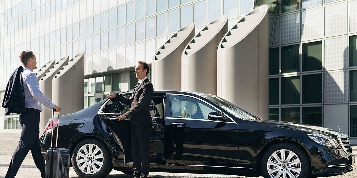 Luxury VIP Limo The Ultimate Statement of Power and Privacy