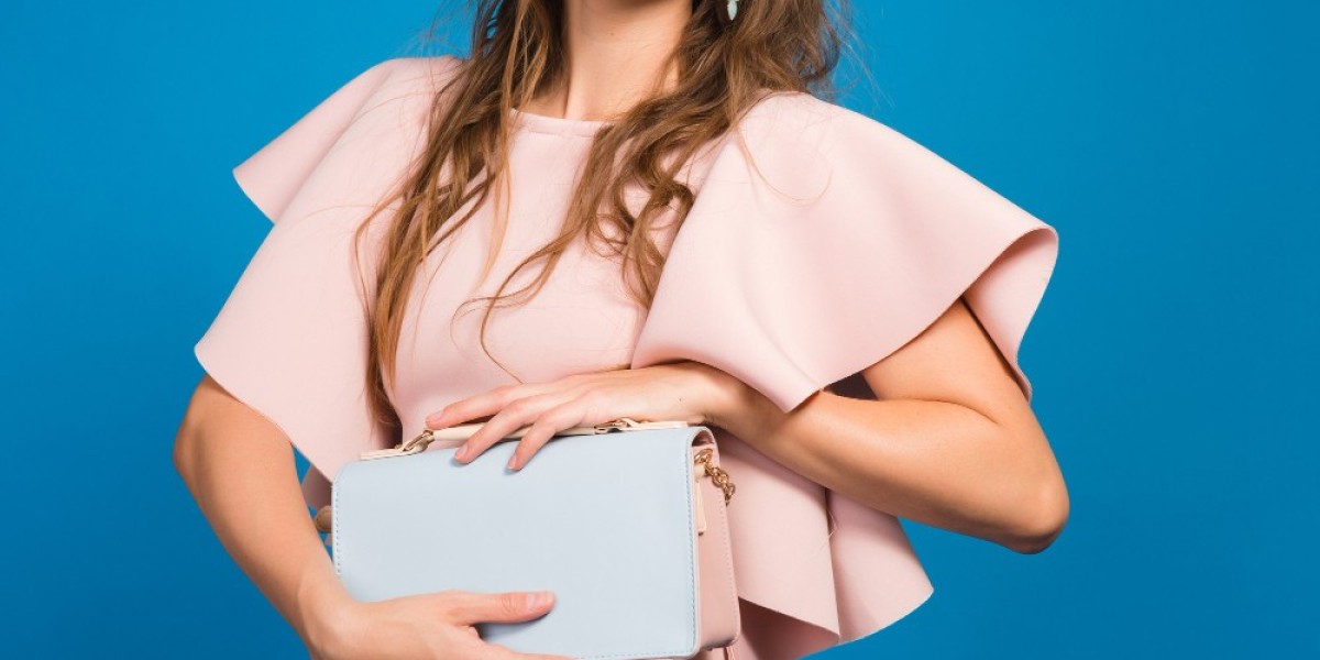 How to Pick the Perfect Luxury Card Holder for Your Lifestyle and Budget