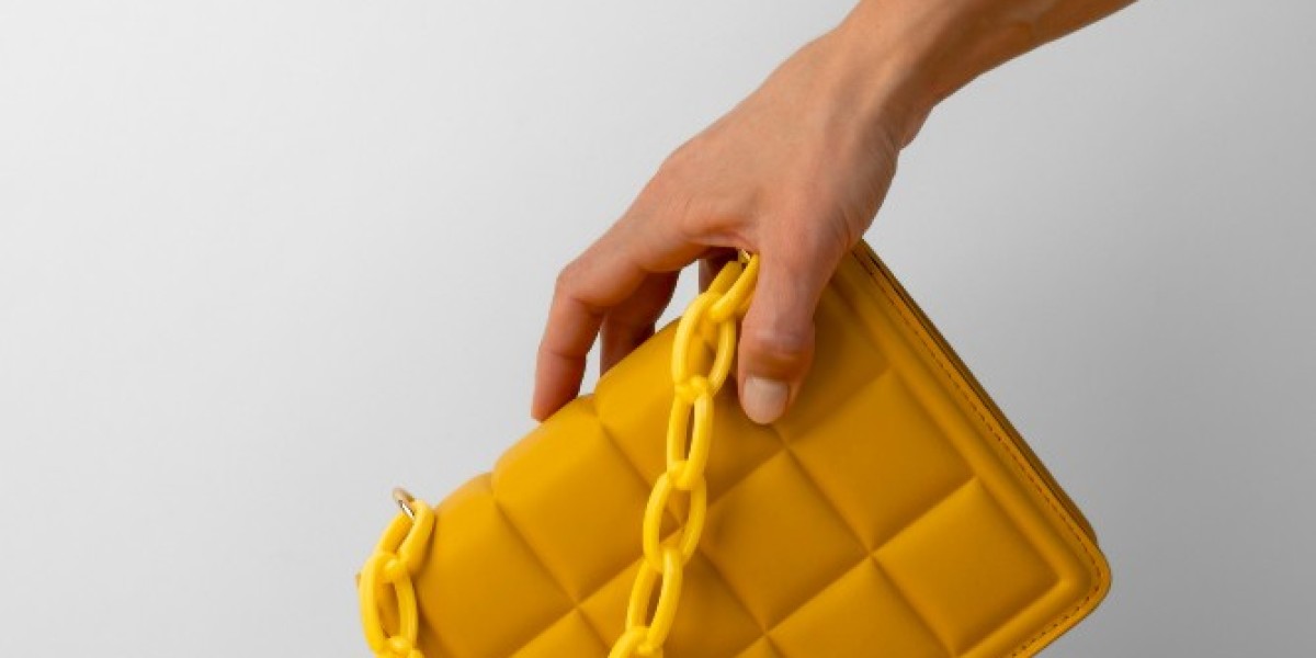 How to Pick a Card Holder for Woman That Matches Every Luxury Bag?
