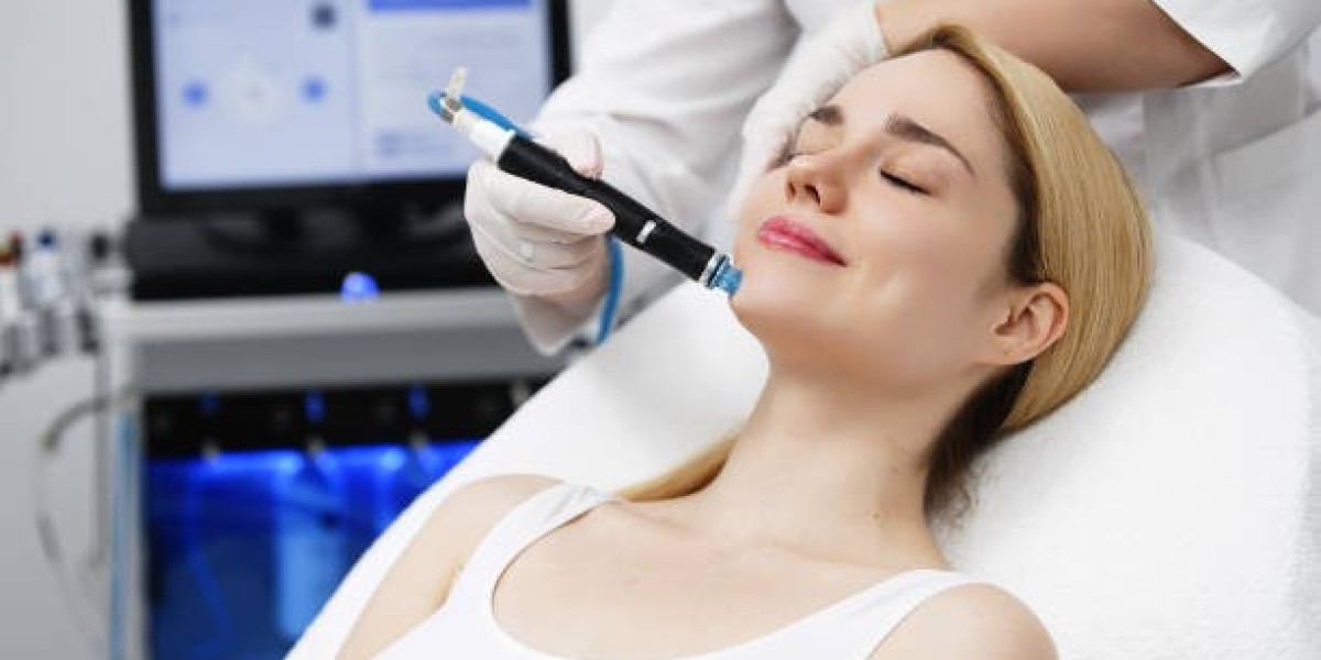 HydraFacial Treatment in Dubai: Reduce Fine Lines