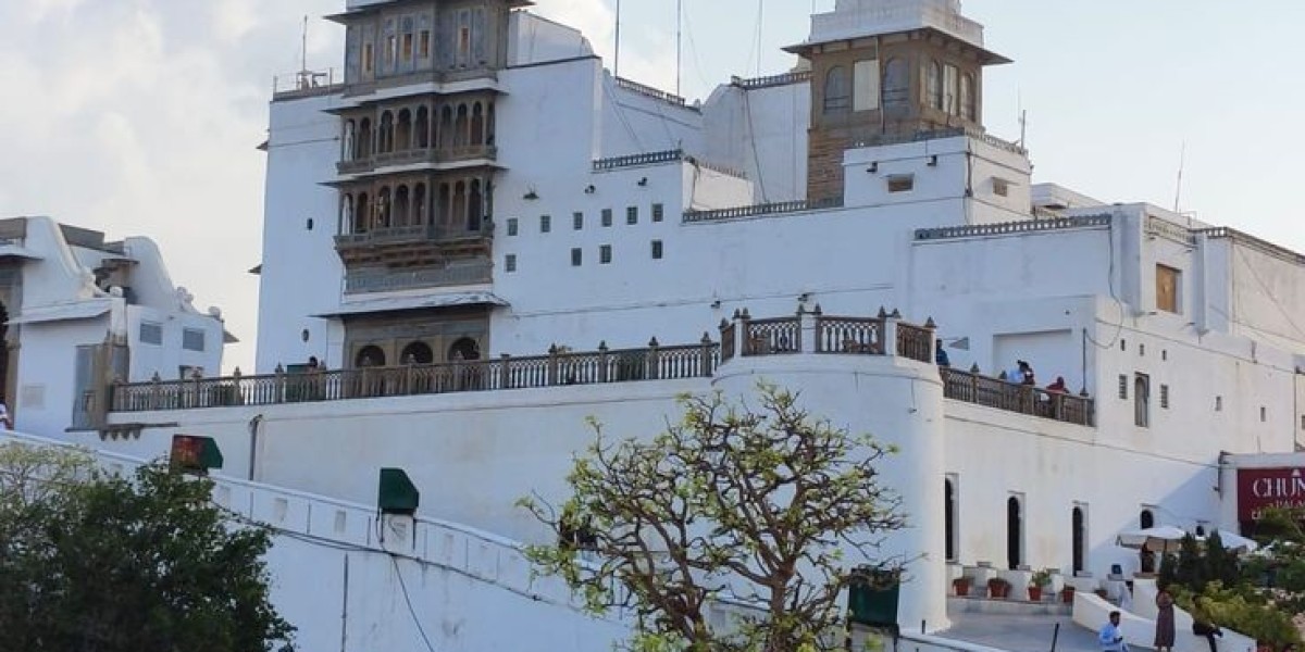 Catch the Sunset at Sajjangarh Palace with the Help of a Reliable Taxi Service