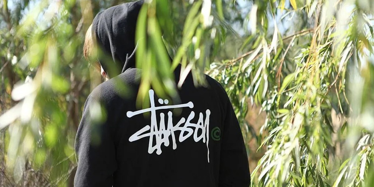 Stussy Hoodie – The Iconic Streetwear Piece That Defines Modern Style