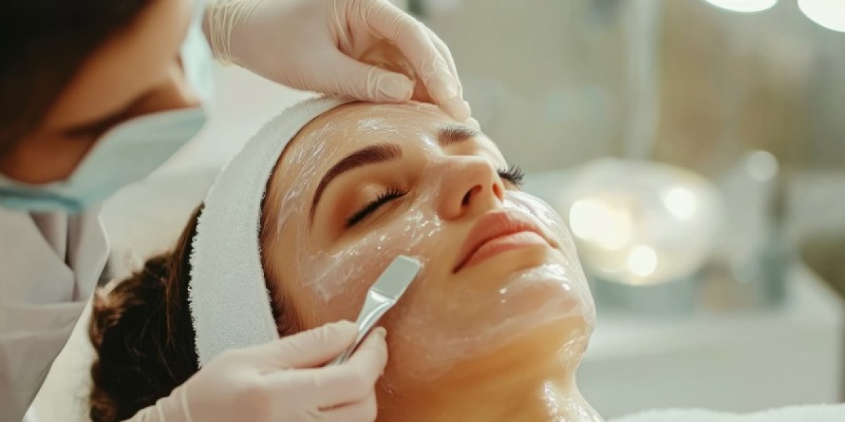 What’s the Difference Between Salicylic Acid Peels and Glycolic Peels?