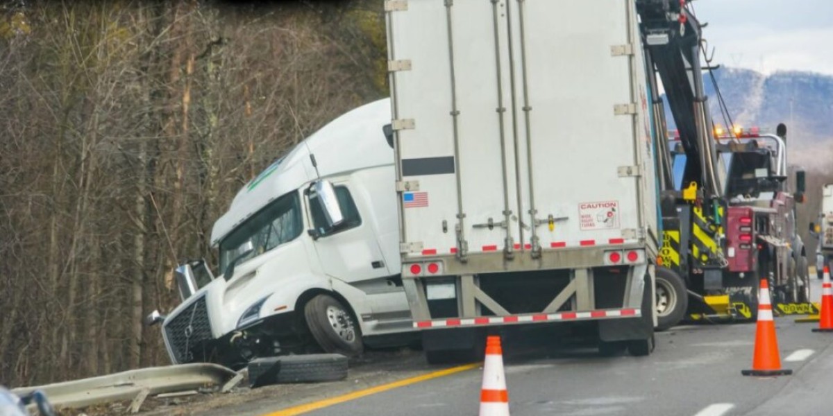 What a Truck Accident Lawyer in Georgia Sees Behind Crashes?