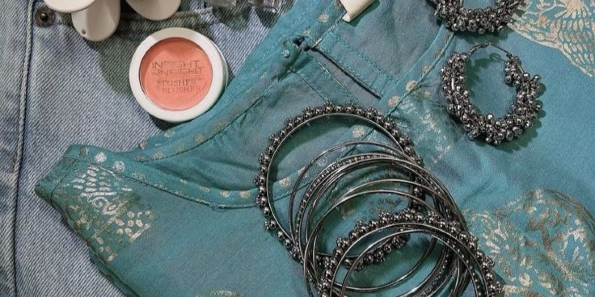 Effortless Fashion Guide: How to Style Short Kurti with Jeans and Kurti in Winter