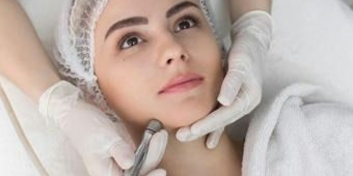 HydraFacial Treatment in Dubai: How It Targets Fine Lines and Aging Signs