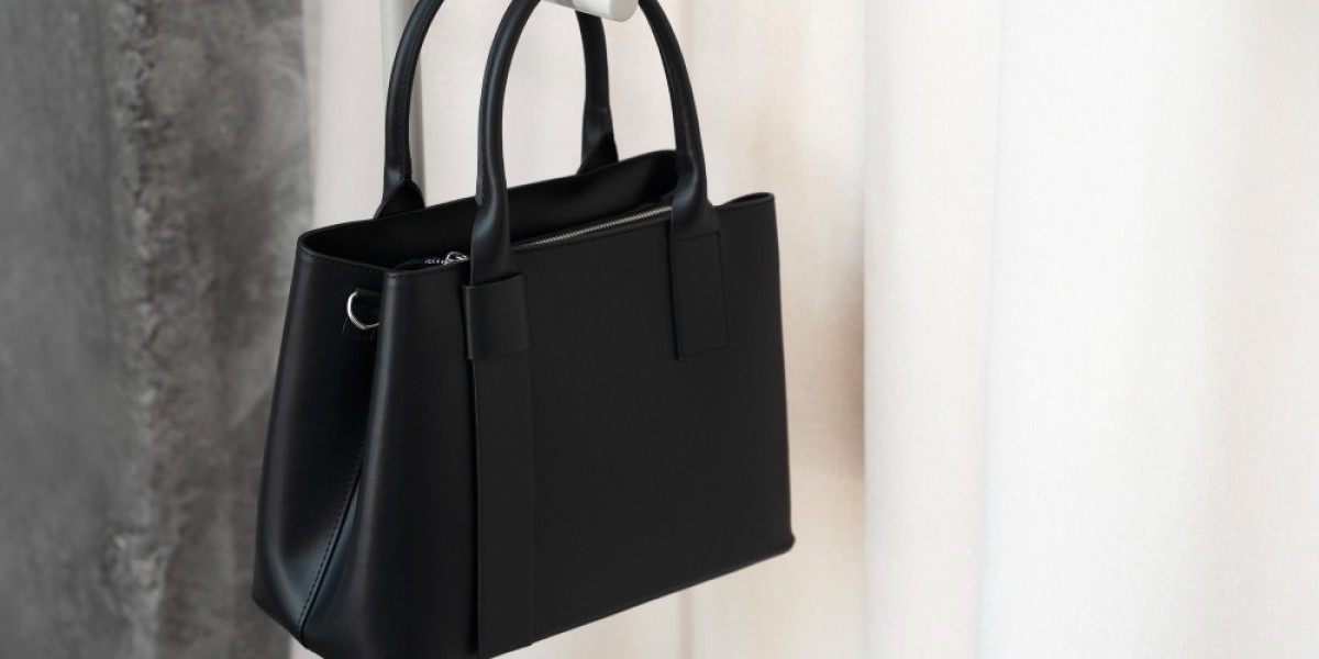Looking for a Travel-Friendly Tote Bag for Woman? Ultimate Guide
