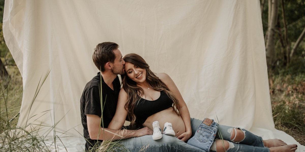 Maternity Photoshoot Inspired by Sydney Sweeney Photographs – Timeless & Stunning