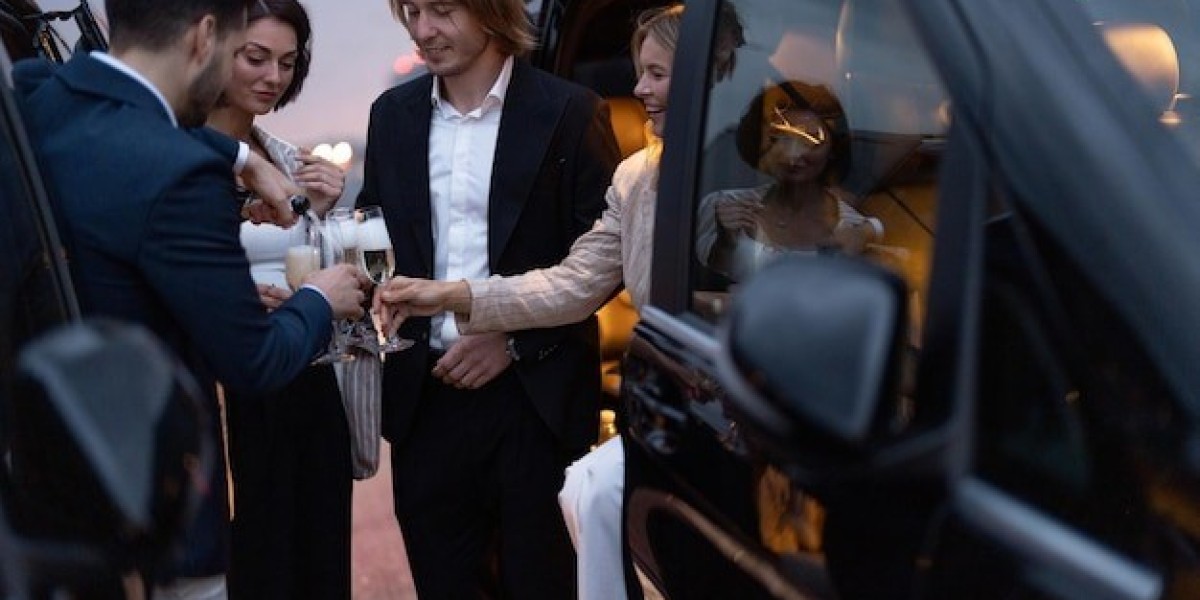 Choosing Prom Limousine Rental Services for Elegant Group Travel