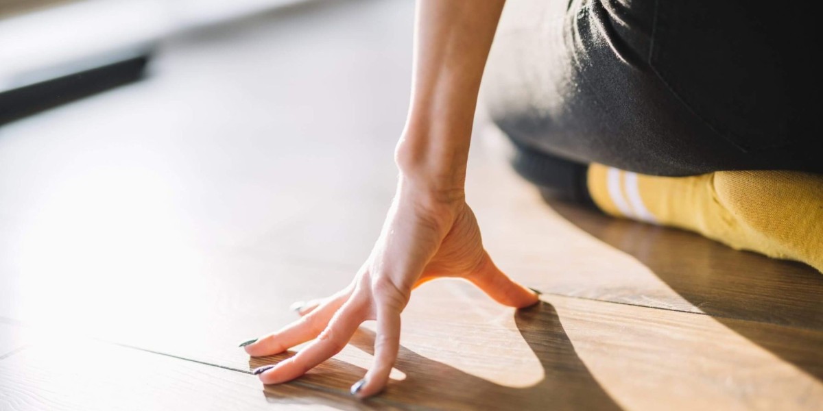Tu Suelo Laminado Tiene Frío: Por Qué Necesita un "Abrigo" Invisible