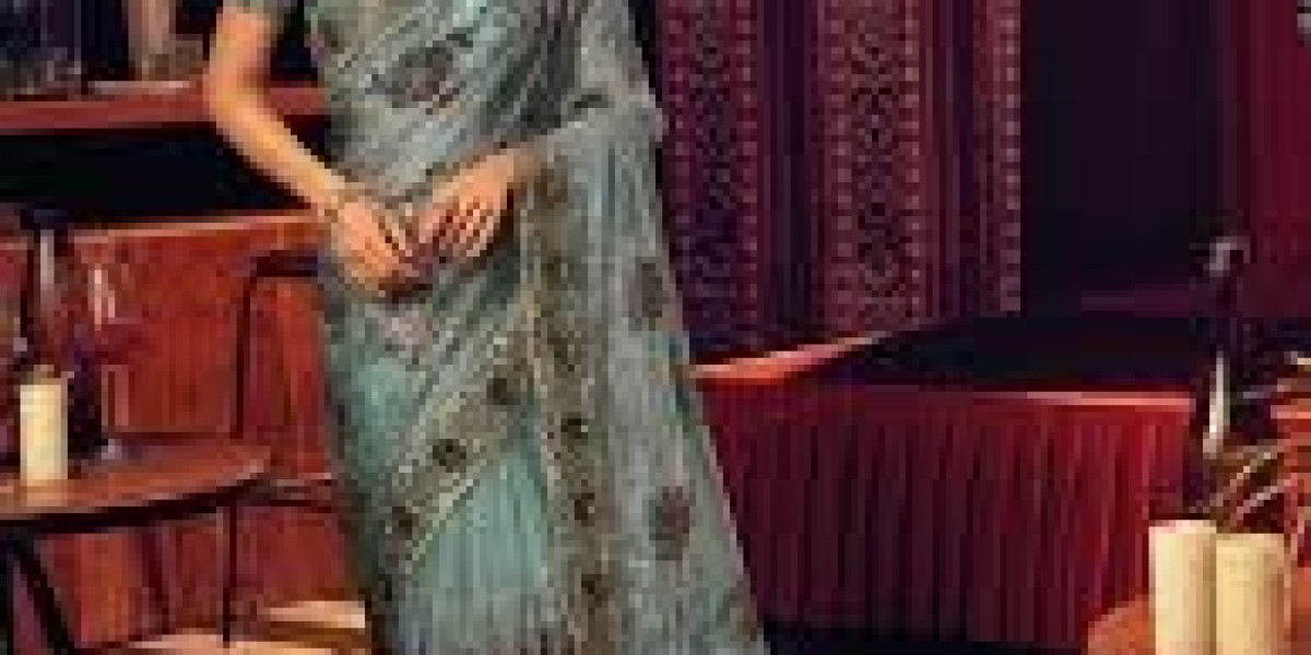 Lively Saree: A Traditional Mix of Style and Compliments
