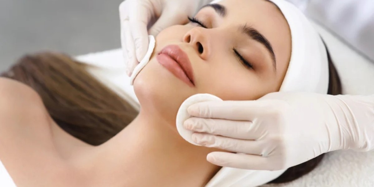 How a Deep Cleansing Facial with Extraction Helps Clogged Pores