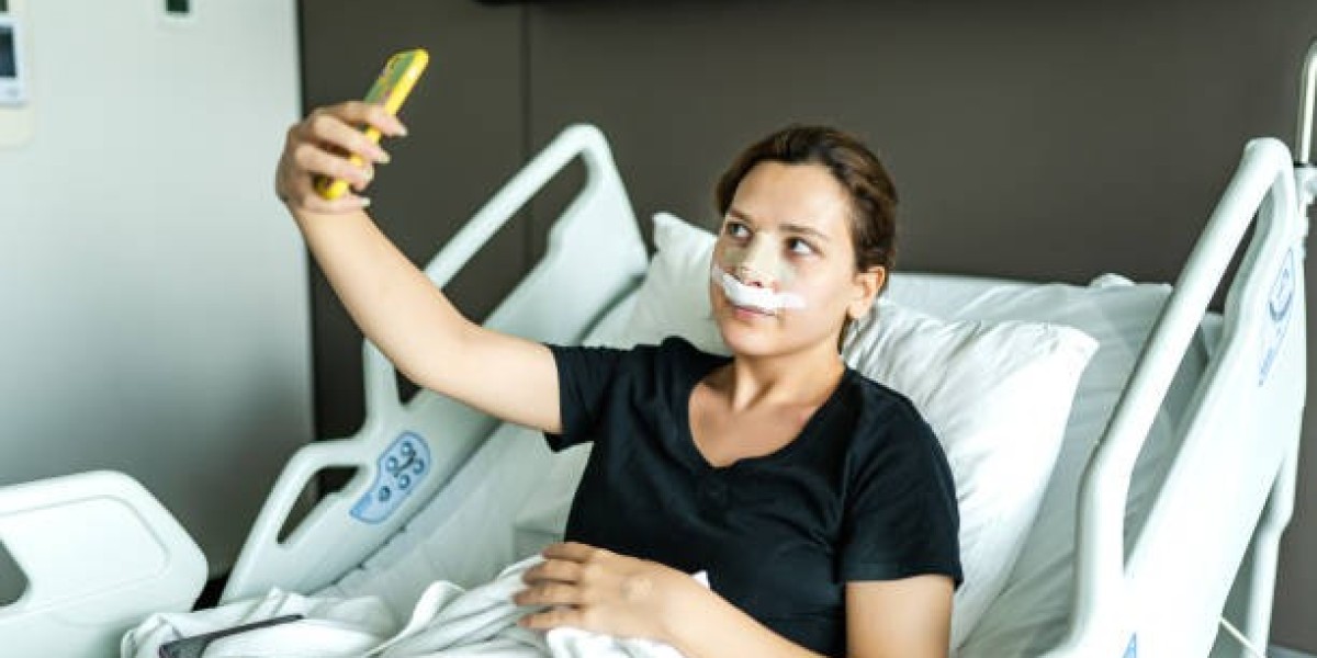كيفية التعامل مع التورم بعد عملية تجميل الأنف في الرياض
