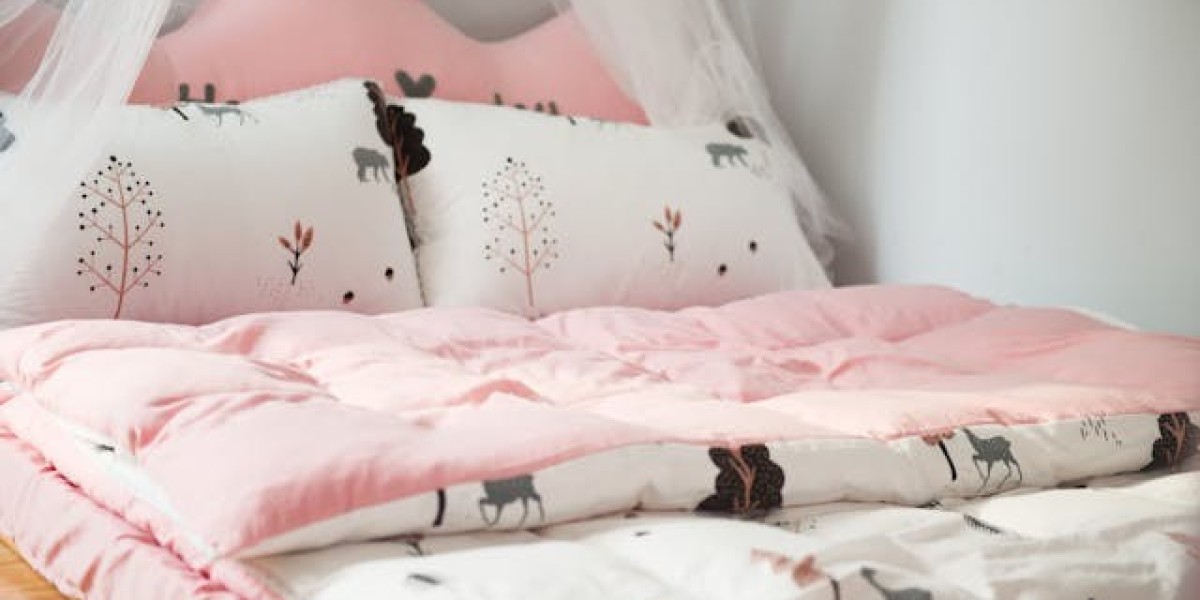Why This Organic Cotton Down Comforter Is the Best Lightweight Down Comforter