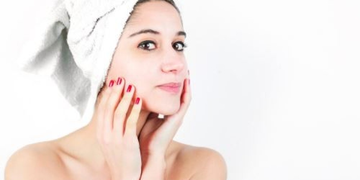 How to Keep Skin Clear Without Heavy Products and Maintain Natural Glow