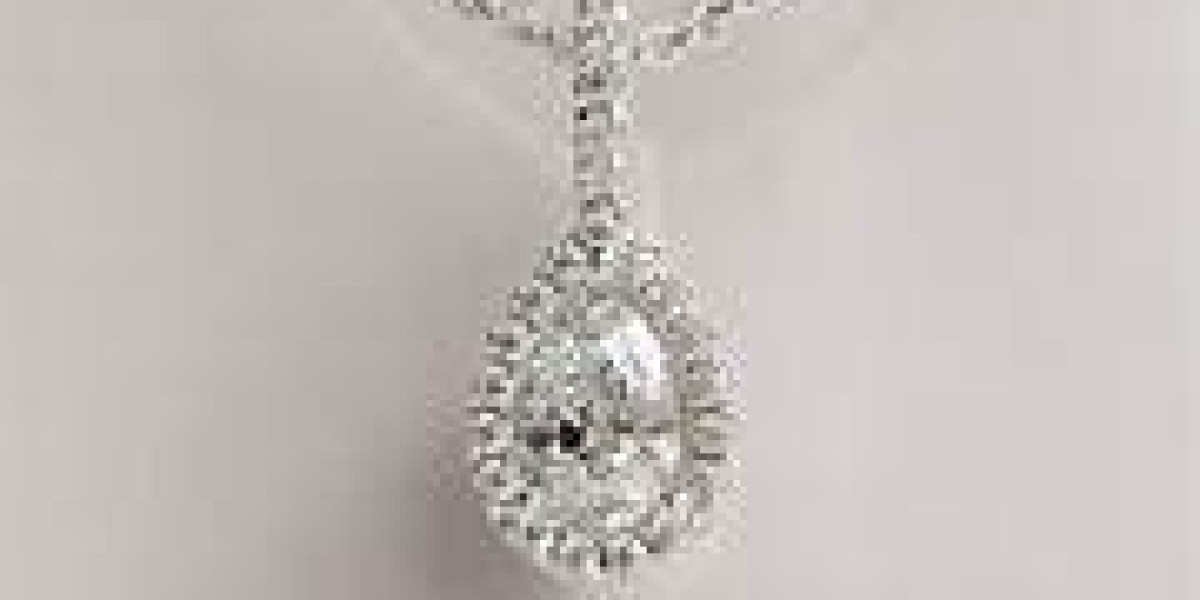 Luxary moissanite pendant set