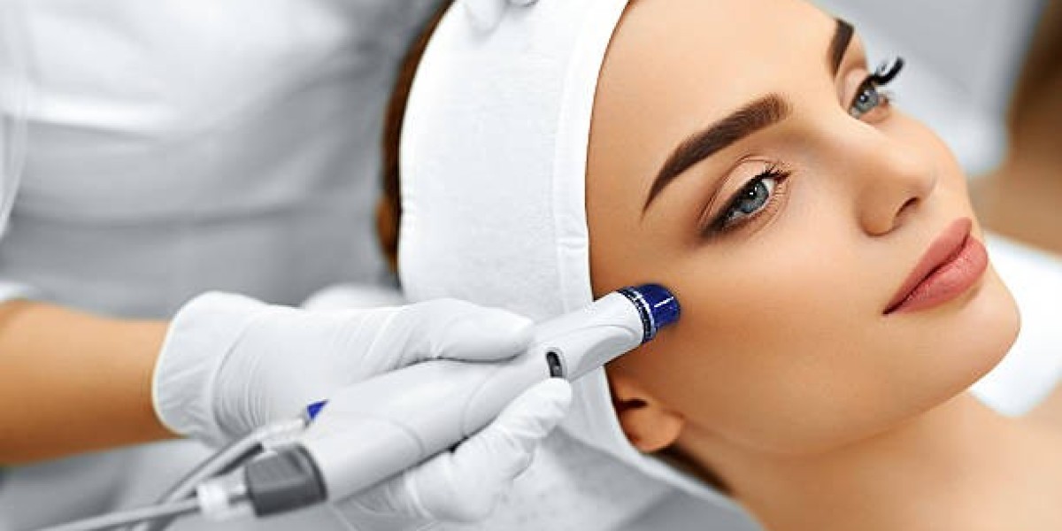 HydraFacial vs. Hydrating Masks: Pro Treatment Takes the Lead