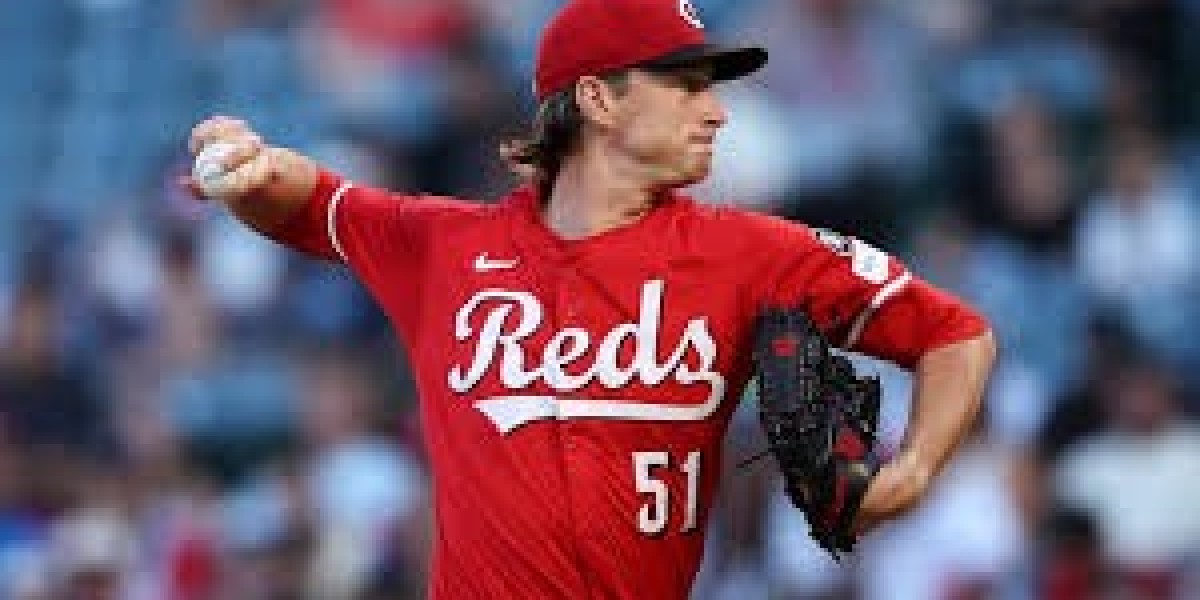 Cincinnati Reds outright Santiago Espinal towards AAA Louisville