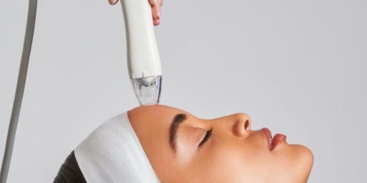 HydraFacial Treatment in Dubai vs Traditional Facials: Key Differences Explained