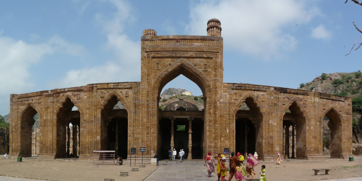 Discover Adhai Din Ka Jhonpra – A Historic Architectural Gem