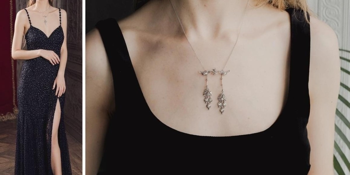Why Negligee Necklaces Are Reappearing in Couture Front Rows