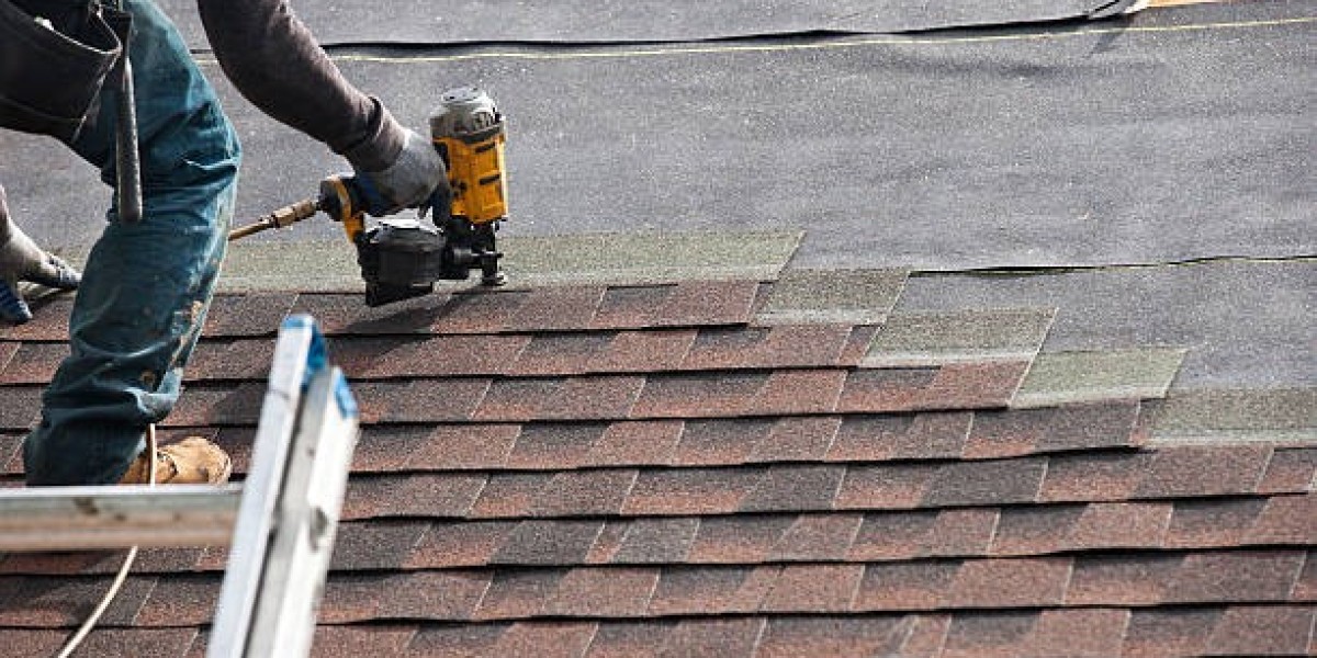 How the Best Roofing Contractor Fixes Cracked or Missing Shingles