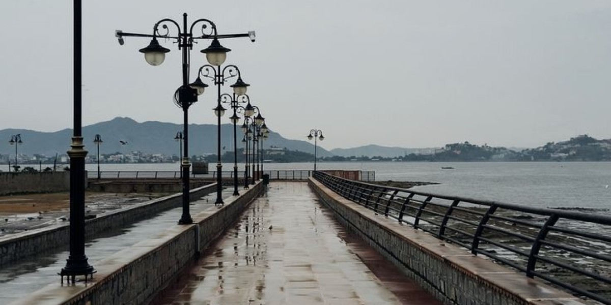 Ana Sagar Chaupati Walkway — Lively lakeside promenade with street food