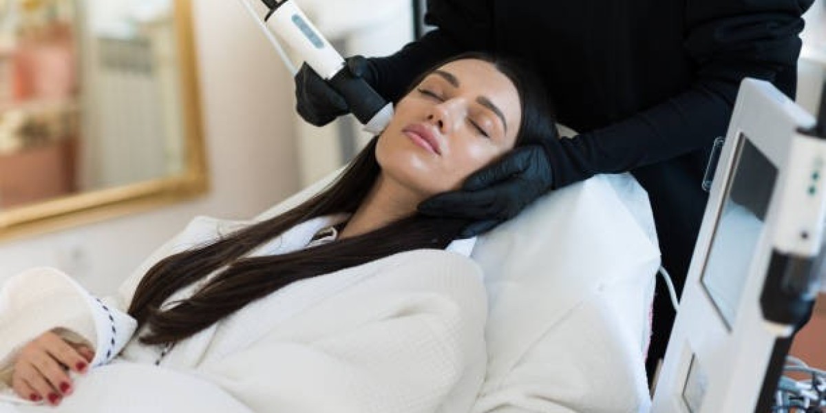 HydraFacial Treatment in Dubai with Dermaplaning: Smooth Surface Combo