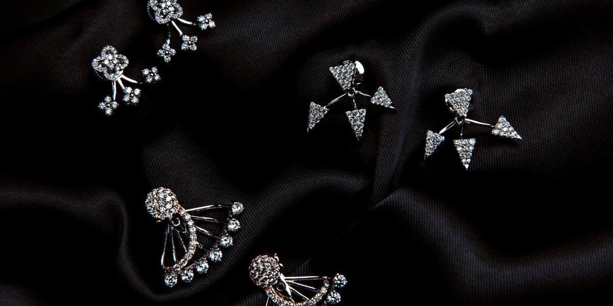 White Gold Diamond Earrings: A Timeless Choice for Every Jewellery Collection